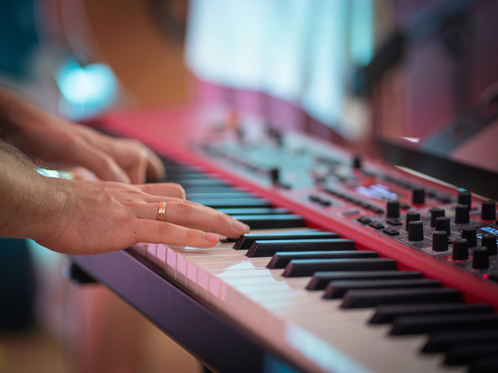 Read more about the article 10 Easy Piano Songs Every Adult Beginner Can Learn